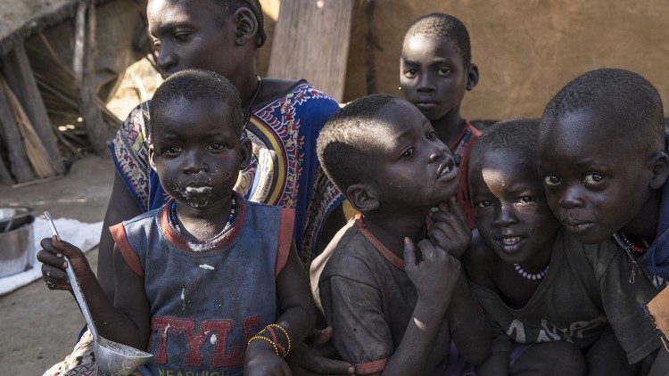 Niños comiendo una comida caliente