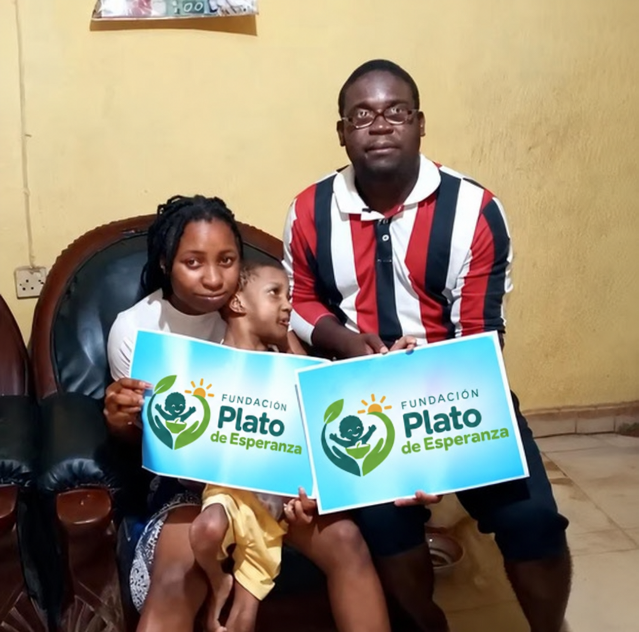 Familia con los carteles de Fundación Plato de Esperanza